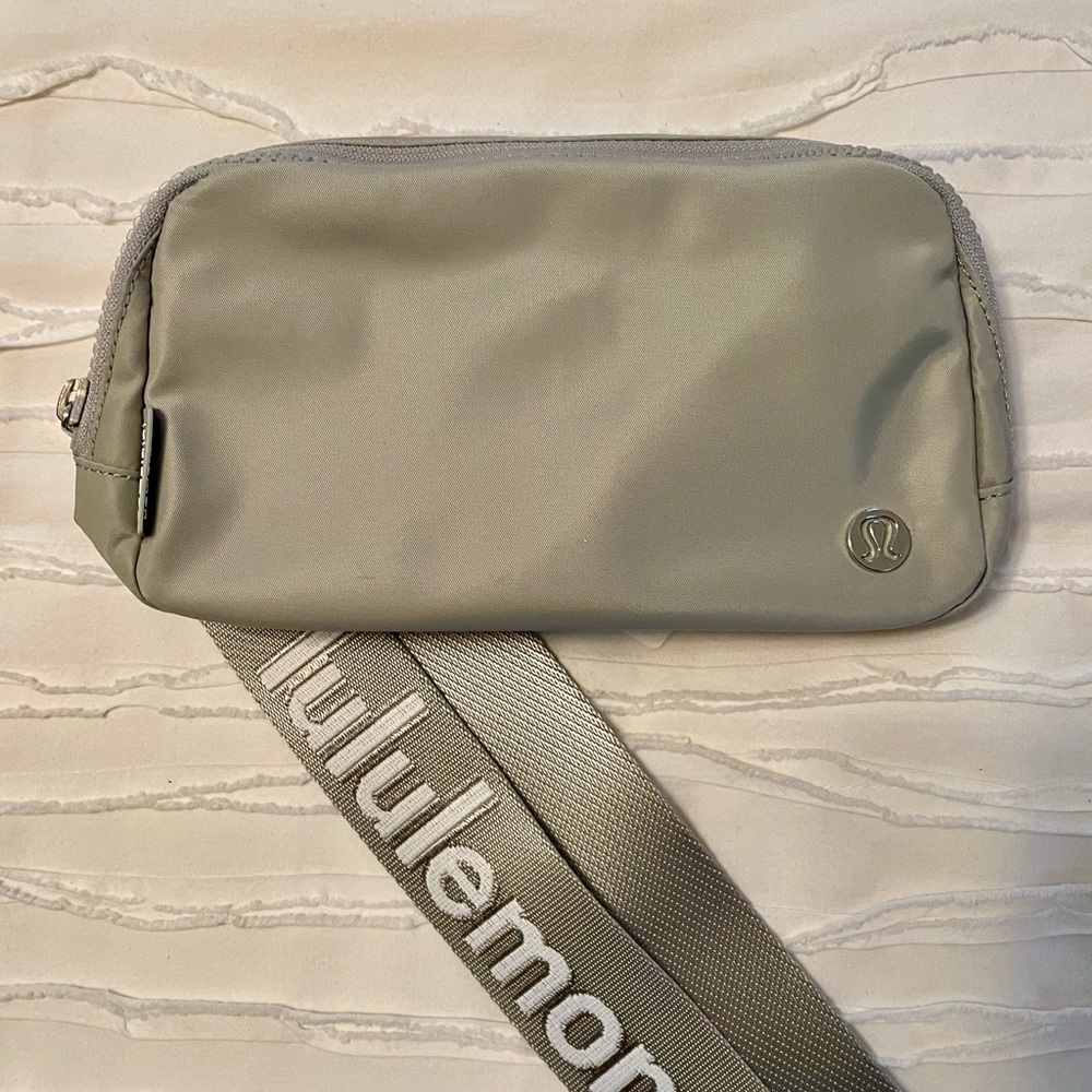 Lululemon Everywhere Belt Bag